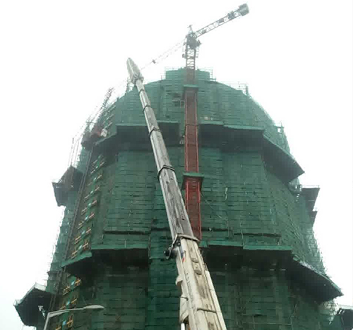 下陆吊车在工地上作业